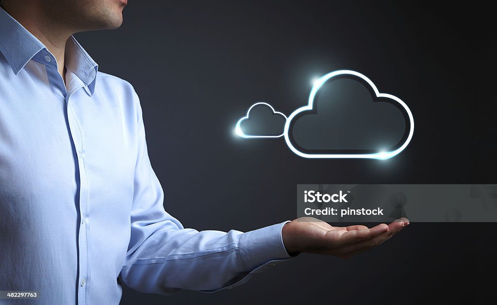 Geschäftsmann hält seine hand Wolke. - Lizenzfrei Cloud Computing Stock-Foto
