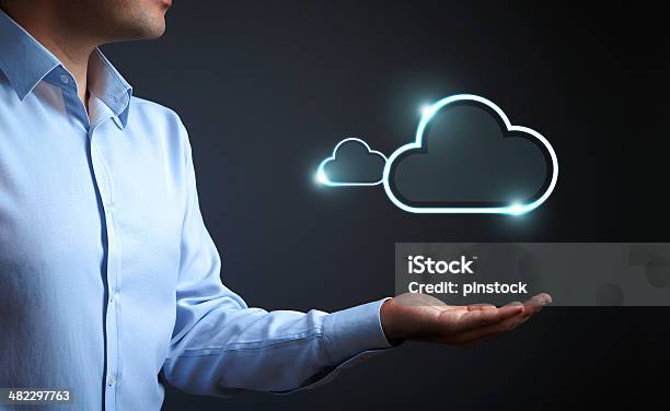 Geschäftsmann Hält Seine Hand Wolke Stockfoto und mehr Bilder von Cloud Computing - Cloud Computing, Computer, Computer benutzen