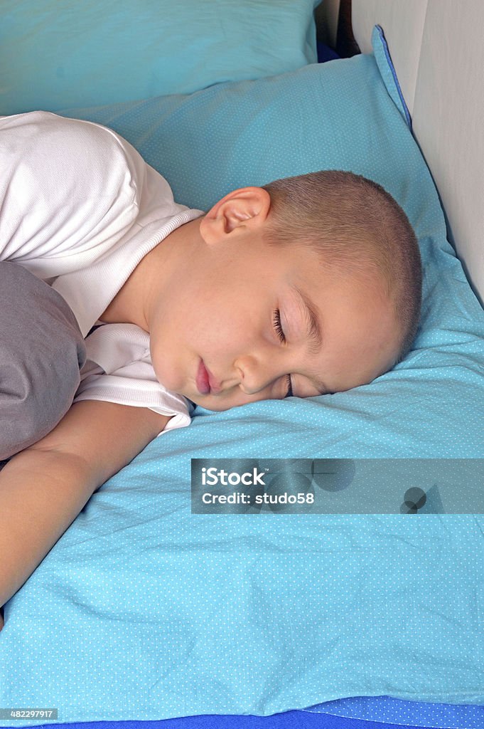 Dormire/a figlio/a - Foto stock royalty-free di Bambini maschi