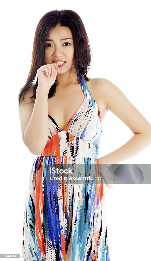 Азиатская молодая женщина в летнее платье один на белом фоне - Стоковые фото 20-24 года роялти-фри
