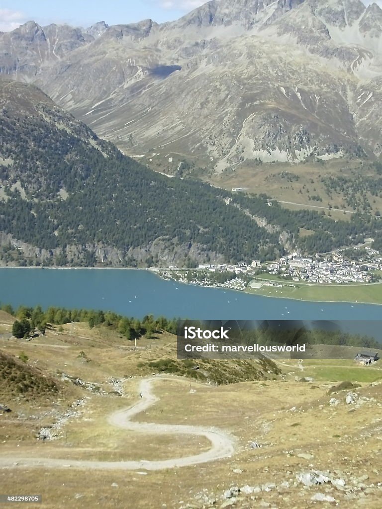 Sendero de excursionismo bobinado al lago Silvaplana - Foto de stock de Agua libre de derechos