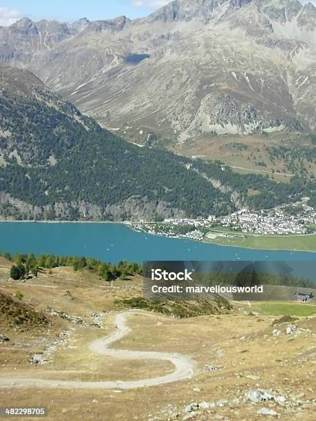 Foto de Caminhadas Caminho Sinuoso Até Lago Silvaplana e mais fotos de stock de Alpes de Engadine - Alpes de Engadine, Alpes europeus, Azul