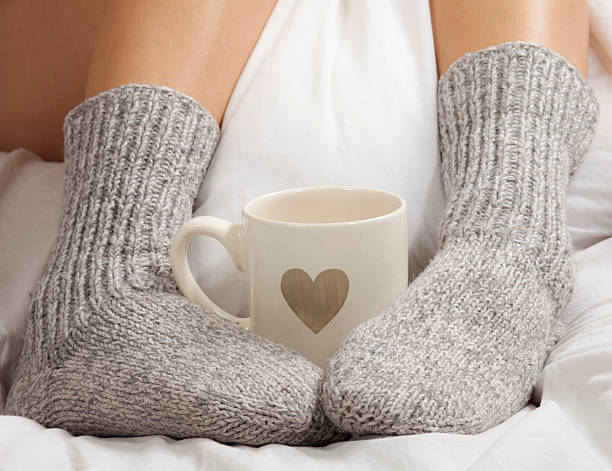 caffè di mattina - bed human leg home interior comfortable foto e immagini stock