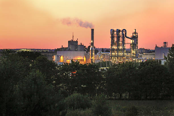 parte di una raffineria complessi - industry landscaped oil industry powder blue foto e immagini stock