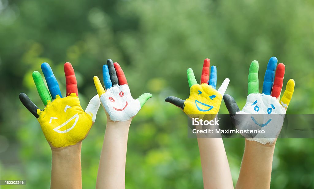 Bunte Hände mit Lächeln in bunten Farben gemalt - Lizenzfrei Kind Stock-Foto