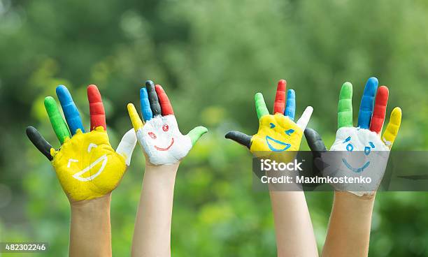 Bunte Hände Mit Lächeln In Bunten Farben Gemalt Stockfoto und mehr Bilder von Kind - Kind, 2015, Aktiver Senior