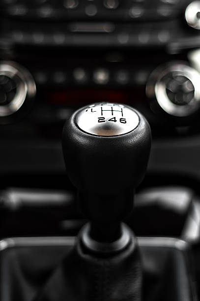 nahaufnahme von gearstick in einem auto agains cockpit and dash - motor vehicle car speedometer macro stock-fotos und bilder