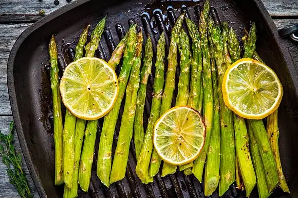 Photo of grilled organic asparagus with lemon