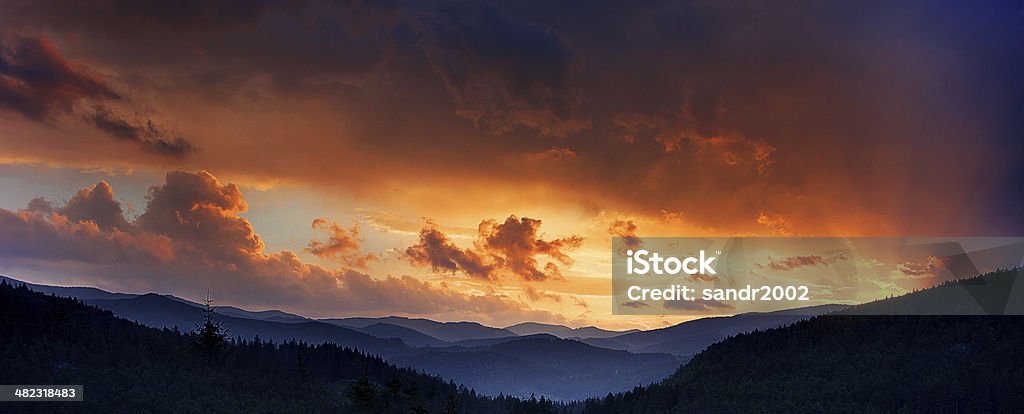 Majestuoso atardecer en las montañas paisaje.  Cielo dramático. - Foto de stock de Aire libre libre de derechos