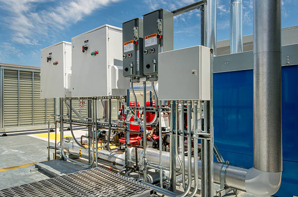 paneles eléctricos y bombas de calefacción, ventilación y aire acondicionado en el último piso - giant boilers fotografías e imágenes de stock