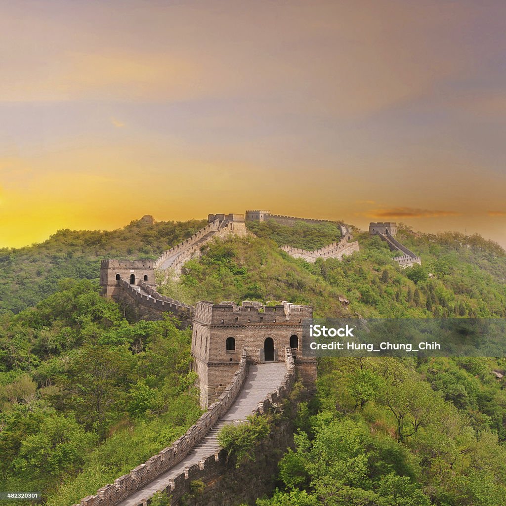 La Grande Muraglia con tramonto bellissimo cielo durante - Foto stock royalty-free di Muraglia cinese