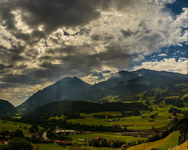 berner oberland krajobraz obszarów wiejskich gospodarstw i kabin - swiss culture european alps gstaad village zdjęcia i obrazy z banku zdjęć