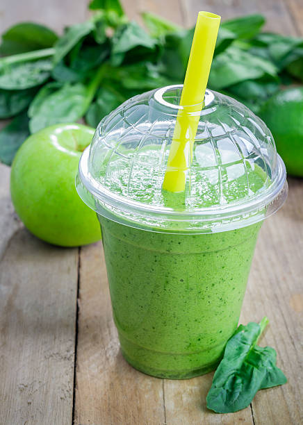 gesunden smoothie mit grünem apfel, spinat, limonen und kokos-milch - chlorophyll green smoothie smoothie vegetable stock-fotos und bilder