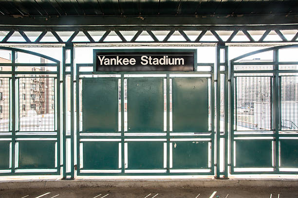 estadio de los yankee tren - the bronx fotografías e imágenes de stock