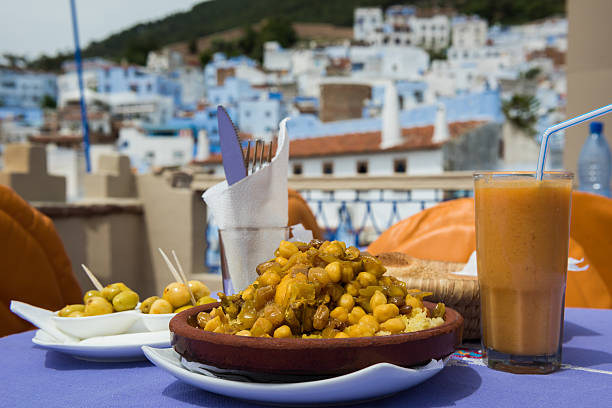 марокканский кускус-еда курица с роскошным горохом, изюм и лук - chicken morocco moroccan culture moroccan cuisine стоковые фото и изображения