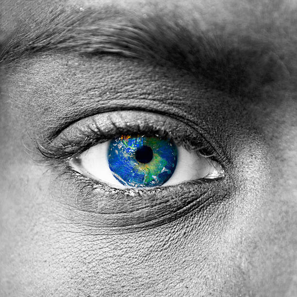 planeta terra no olho azul humano - sensory perception eyeball human eye eyesight imagens e fotografias de stock