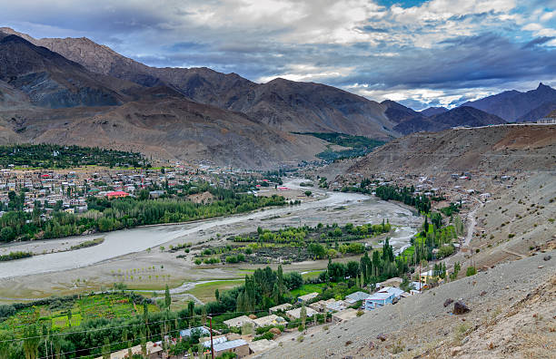 fiume indo e di kargil città di leh, ladakh, j & k, india - kargil foto e immagini stock