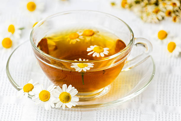 カップのカモミールティーとカモミールの花 - chamomile german chamomile chamomile plant smelling ストックフォトと画像