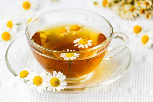 чашка чая и ромашки цветы ромашки - chamomile herbal tea chamomile plant tea стоковые фото и изображения