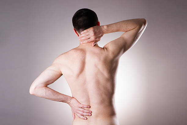 homme avec un mal de dos. douleur dans le corps de l'homme - shirtless human spine back human hand photos et images de collection