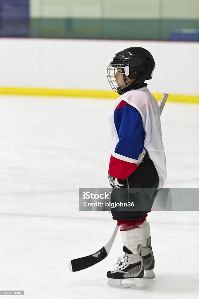 Bambino giocando hockey su ghiaccio - Foto stock royalty-free di Attività