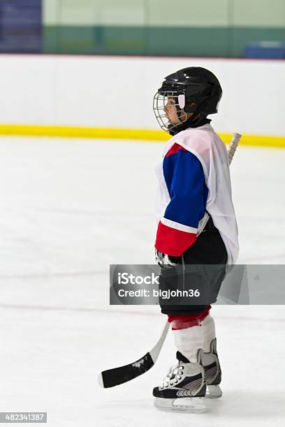 Bambino Giocando Hockey Su Ghiaccio - Fotografie stock e altre immagini di Attività - Attività, Attività ricreativa, Bambini maschi