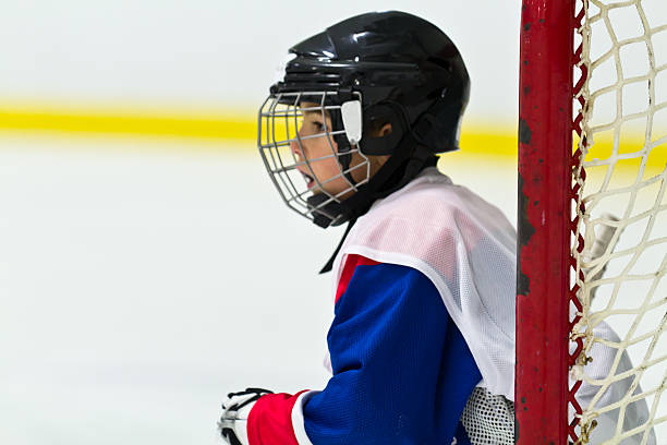 istock Child playing ice hockey 482341419