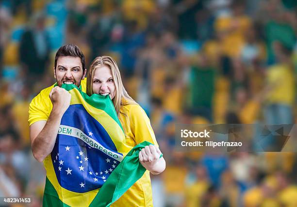 Brasiliano Festeggia Con I Tifosi Sul Stadio - Fotografie stock e altre immagini di Evento di calcio internazionale - Evento di calcio internazionale, Brasile, Relazione di coppia