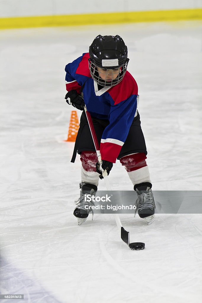 Ragazzo in pratica di hockey su ghiaccio - Foto stock royalty-free di Attività