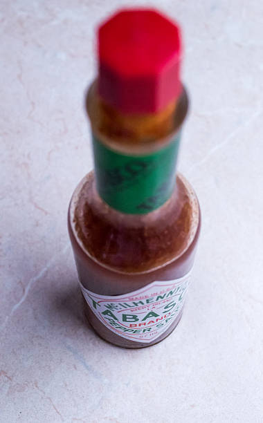 タバスコソースオーバヘッドのボトル - tabasco sauce ストックフォトと画像