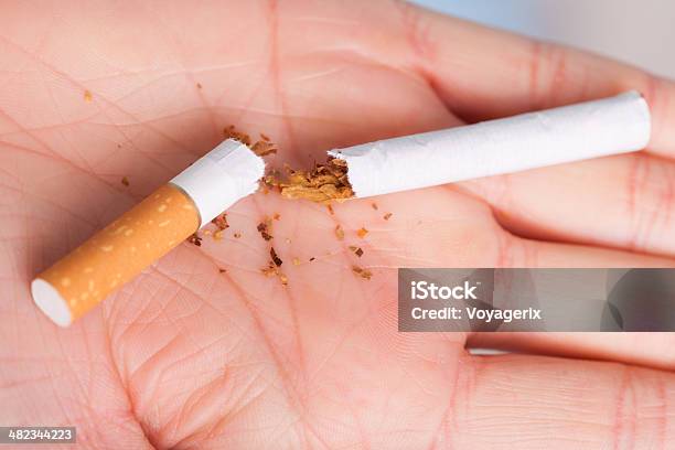 Foto de Vício Cigarro Batidos À Mão Sairfumantes e mais fotos de stock de Cigarro - Cigarro, Cinza - Fenômeno natural, Condição Médica