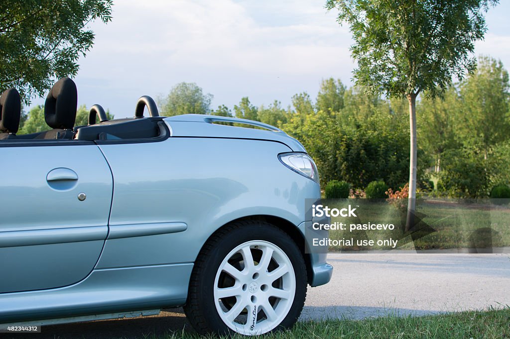  Peugeot, cupé, cabriolet, estacionado, en el parque Colección de foto