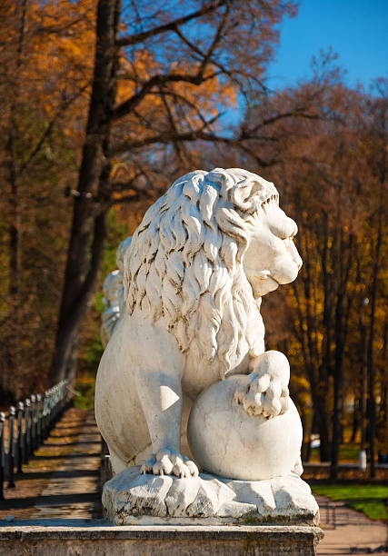 istock Sculpture of a lion 482345018