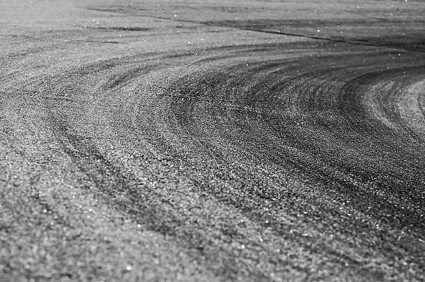 curve de course - tire track track asphalt skidding photos et images de collection