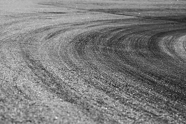 wyścigi krzywa - tire track track asphalt skidding zdjęcia i obrazy z banku zdjęć