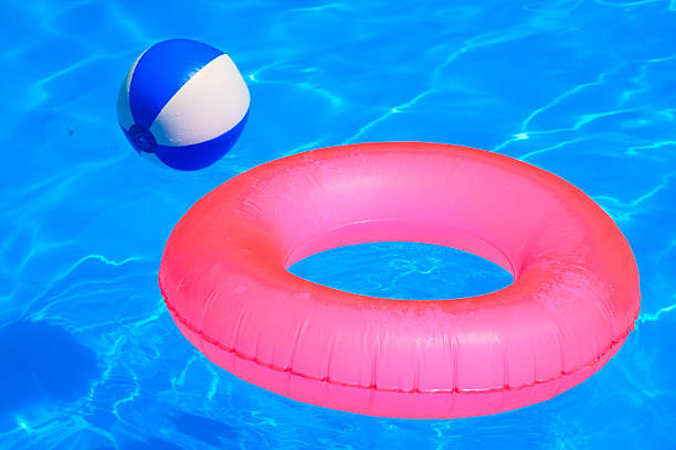 colorato palla gonfiabile tubo tondo e galleggiante in piscina - swimming tube inflatable circle foto e immagini stock