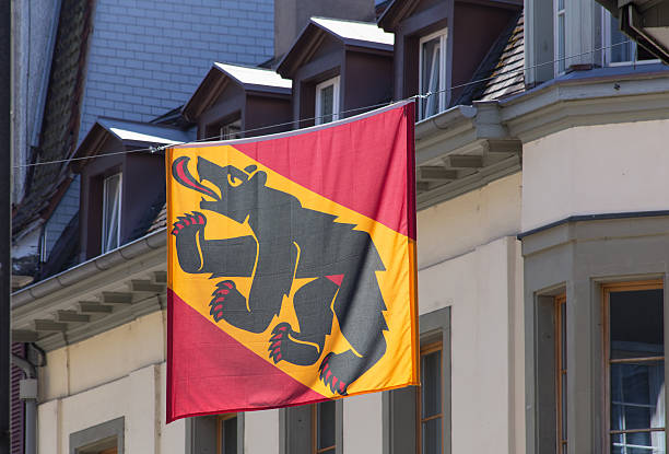 flagge der canton von bern - lake thun swiss culture switzerland berne stock-fotos und bilder
