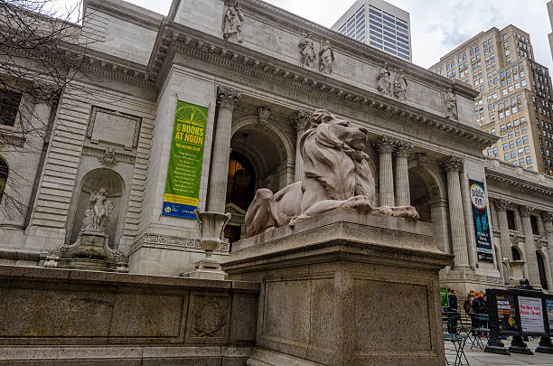 löwen-statue an der new york public library - famous place new york city new york state manhattan stock-fotos und bilder