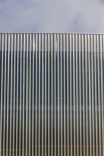 Structure and linear geometry of metal silver-gray lining building facade - Estructura geometrico lineal de metal  y de color gris plateado que recubre fachada de edificio