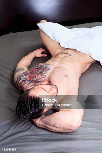 색시한 남성 침대 Lay 관능에 대한 스톡 사진 및 기타 이미지 - 관능, 남자, 벌거벗은