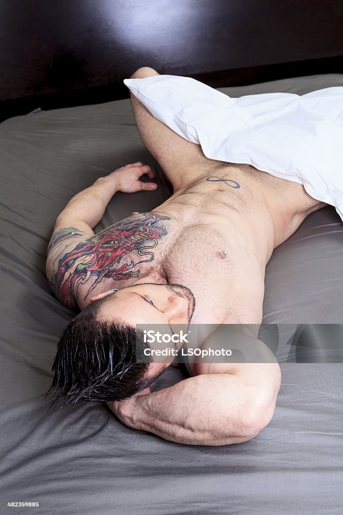 Sexy homem cama Postura - Royalty-free Adulto Foto de stock