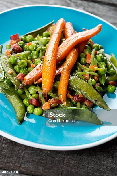 Piselli E Carote - Fotografie stock e altre immagini di Carotina - Carotina, Cibo cotto, Alimentazione sana