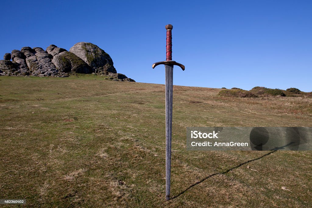 King Arthur-legere Schwert Feststecken in Boden mit felsigen Landschaft. - Lizenzfrei 2015 Stock-Foto
