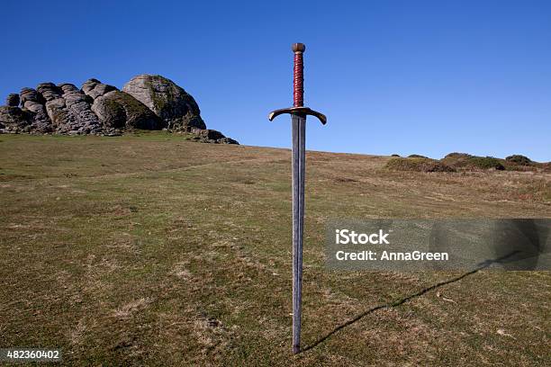 King Arthurlegere Schwert Feststecken In Boden Mit Felsigen Landschaft Stockfoto und mehr Bilder von 2015