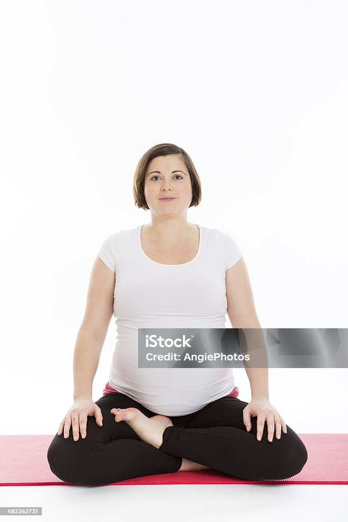 Femme enceinte en pratiquant le yoga - Photo de Adulte libre de droits