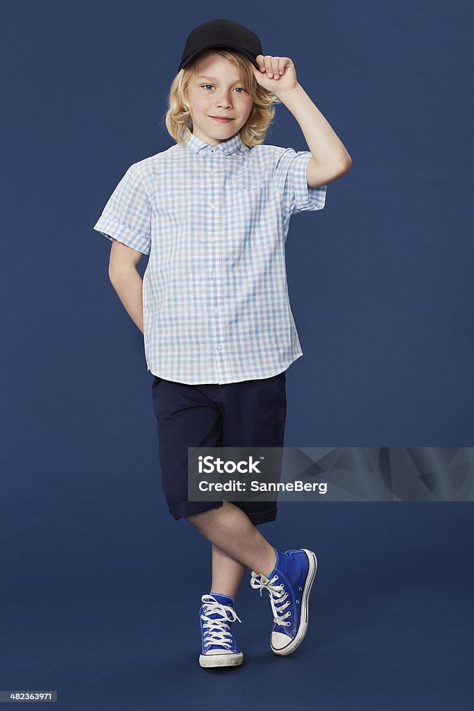 Porträt des jungen stehen in studio - Lizenzfrei 8-9 Jahre Stock-Foto