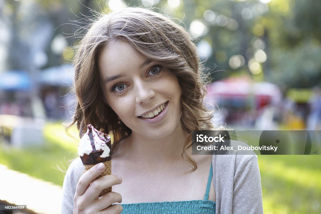 Giovane Bellissima donna con gelato. - Foto stock royalty-free di 20-24 anni