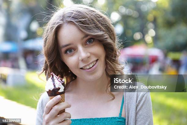 아름다운 젊은 여성 아이스크림 20-24세에 대한 스톡 사진 및 기타 이미지 - 20-24세, 갈색 머리, 공원