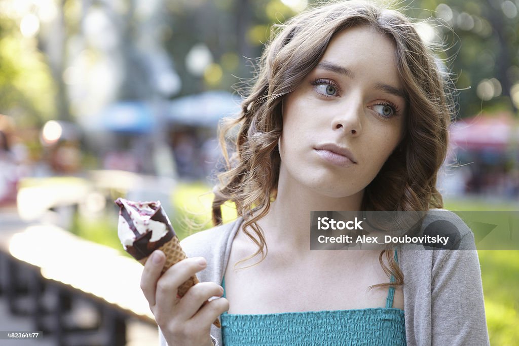Giovane Bellissima donna con gelato. - Foto stock royalty-free di 20-24 anni
