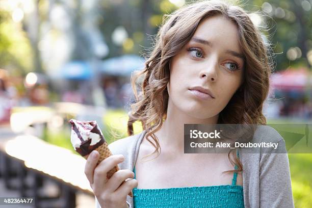 若い美しい女性アイスクリームをお出しいたします - 1人のストックフォトや画像を多数ご用意 - 1人, 20-24歳, アイスクリーム